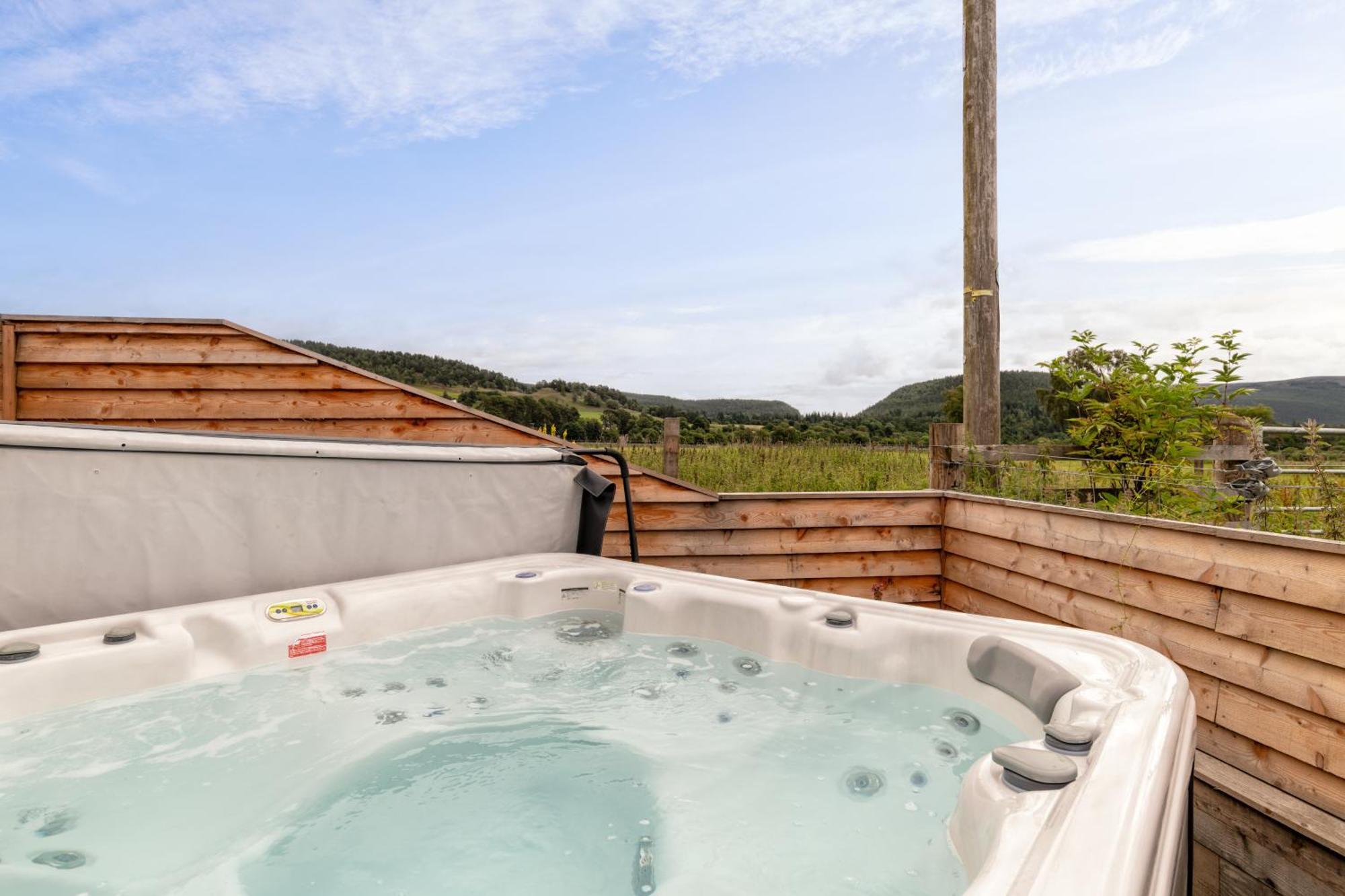 Alba - Charming Boutique Forest View Cabin With Hot Tub In Ballater Exteriör bild