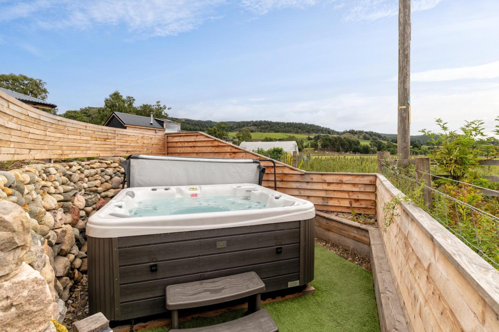 Alba - Charming Boutique Forest View Cabin With Hot Tub In Ballater Exteriör bild
